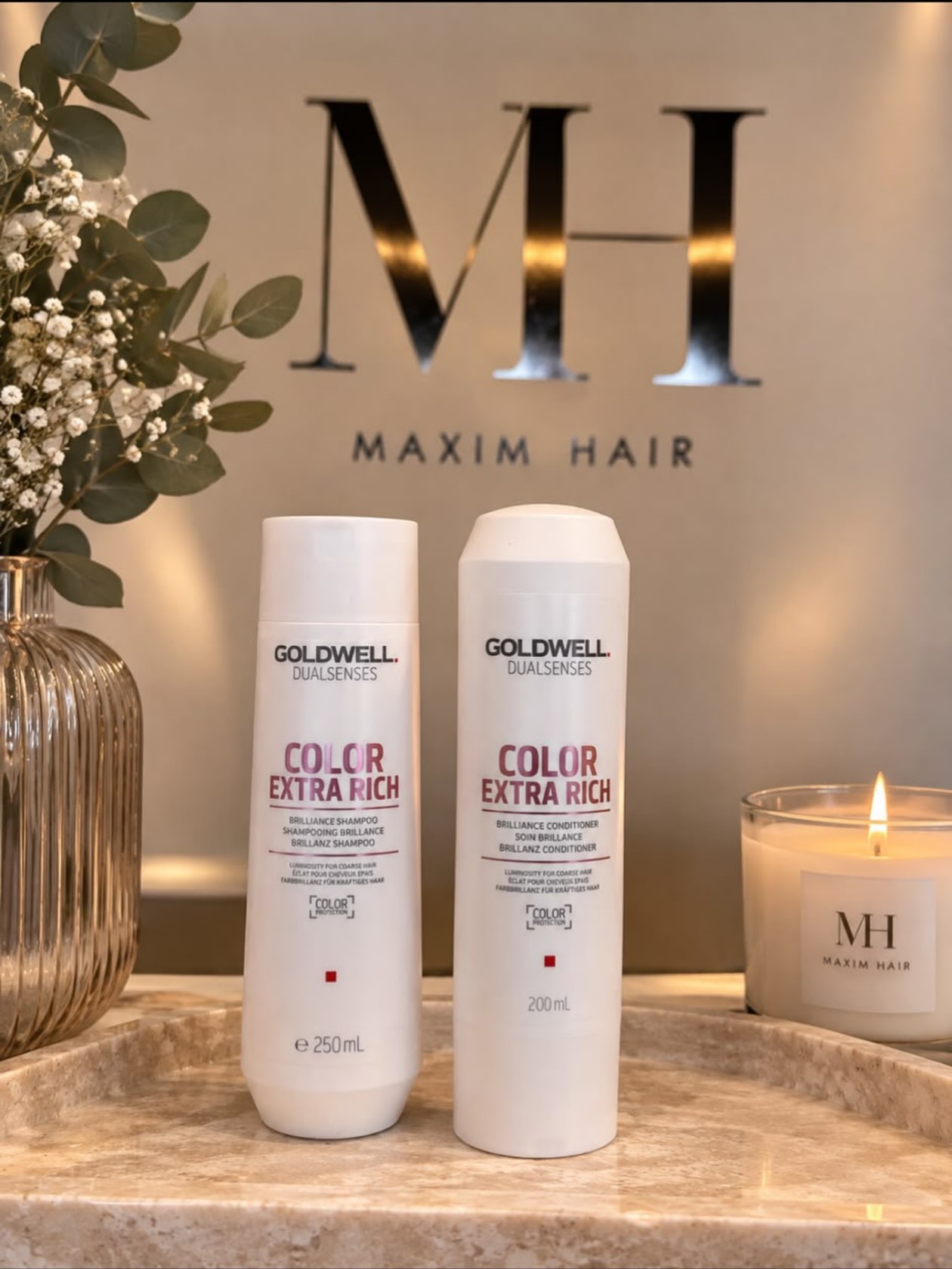 Goldwell Dualsenses Color shampoo en conditioner op een marmeren dienblad voor de MH-logowand