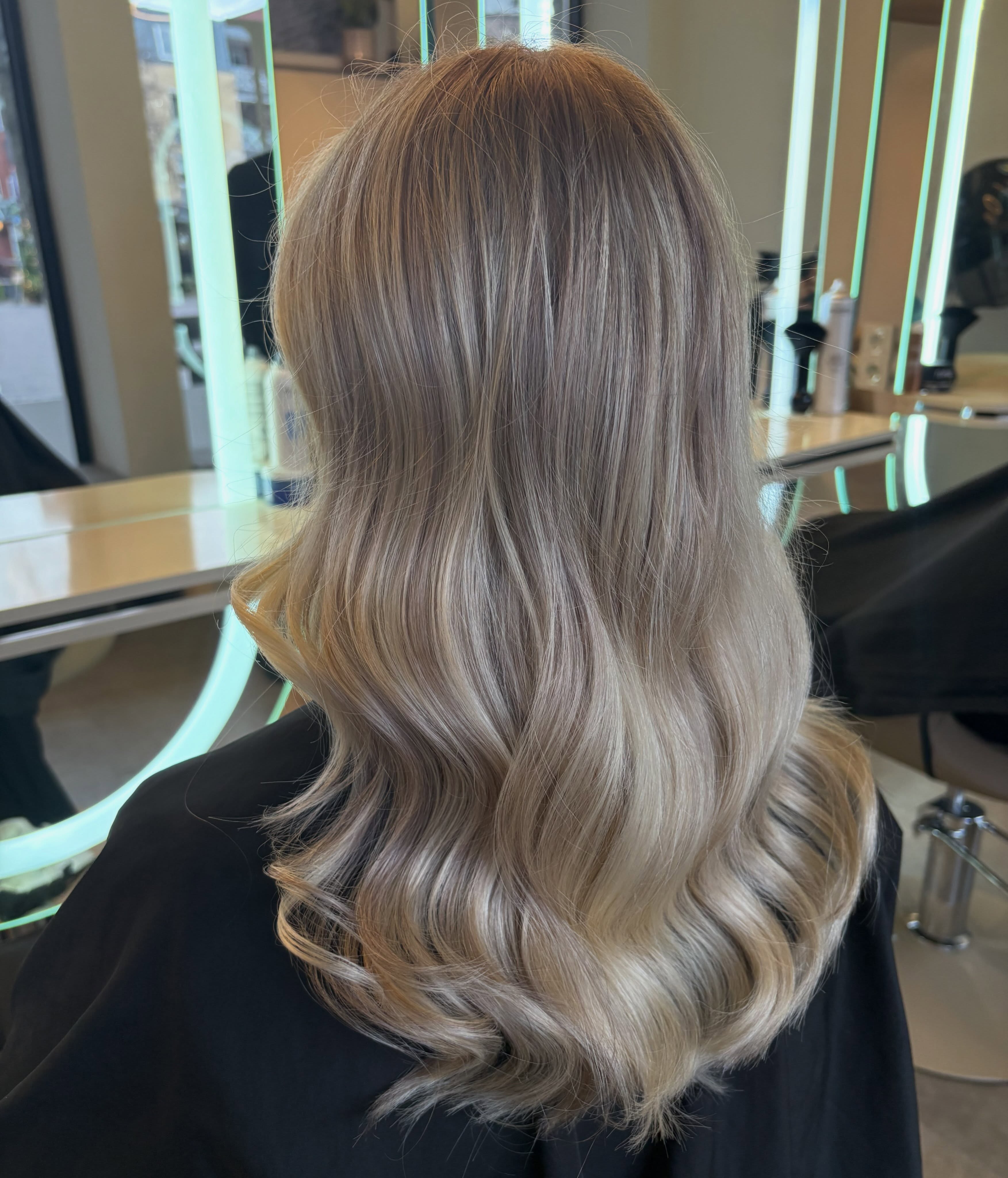 Soft blending: lang asblond haar met zachte overgang, gefotografeerd in de salon