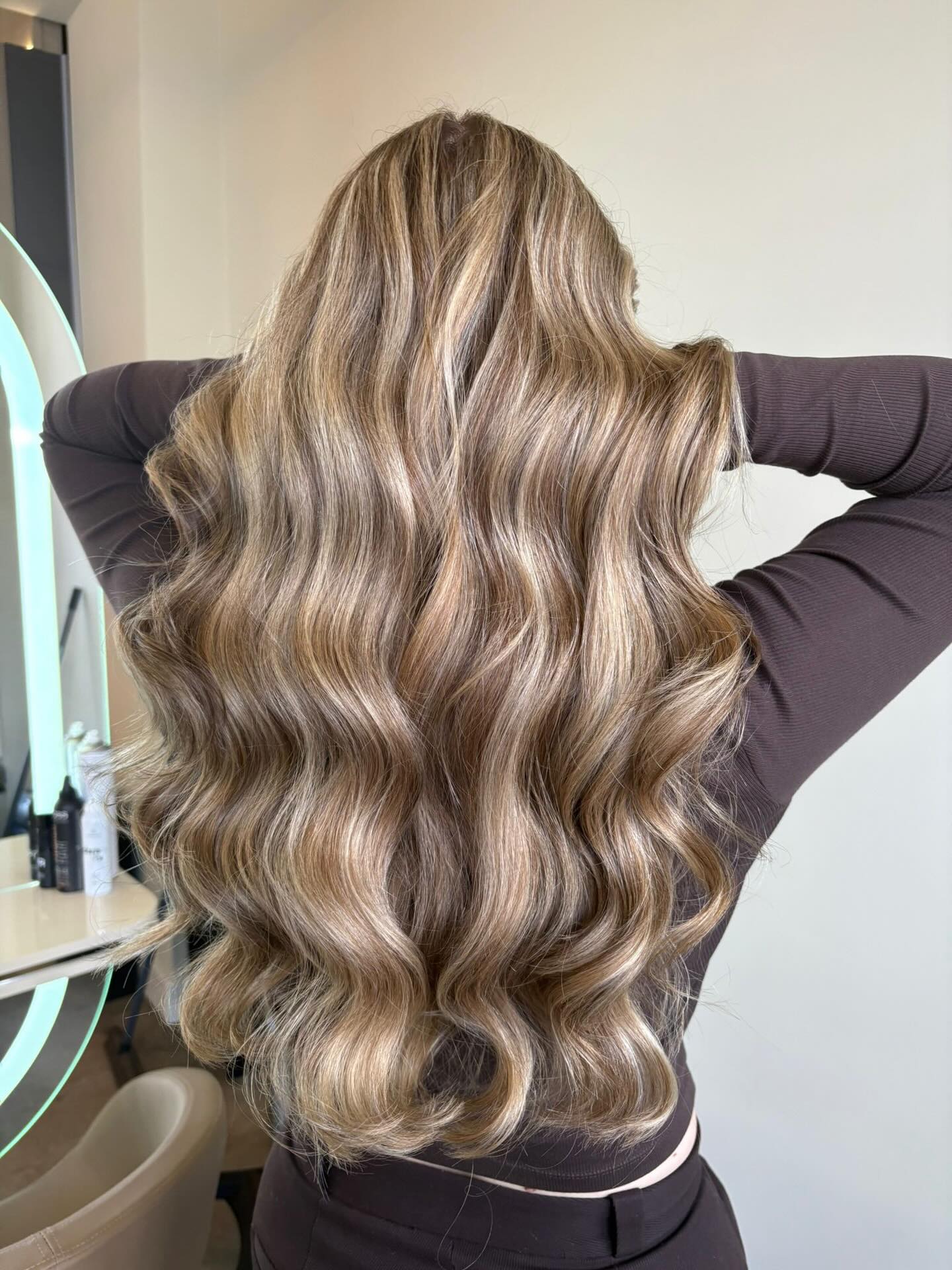 Lang blond haar met extra diepte en glans in de kleur, in golven gestyled