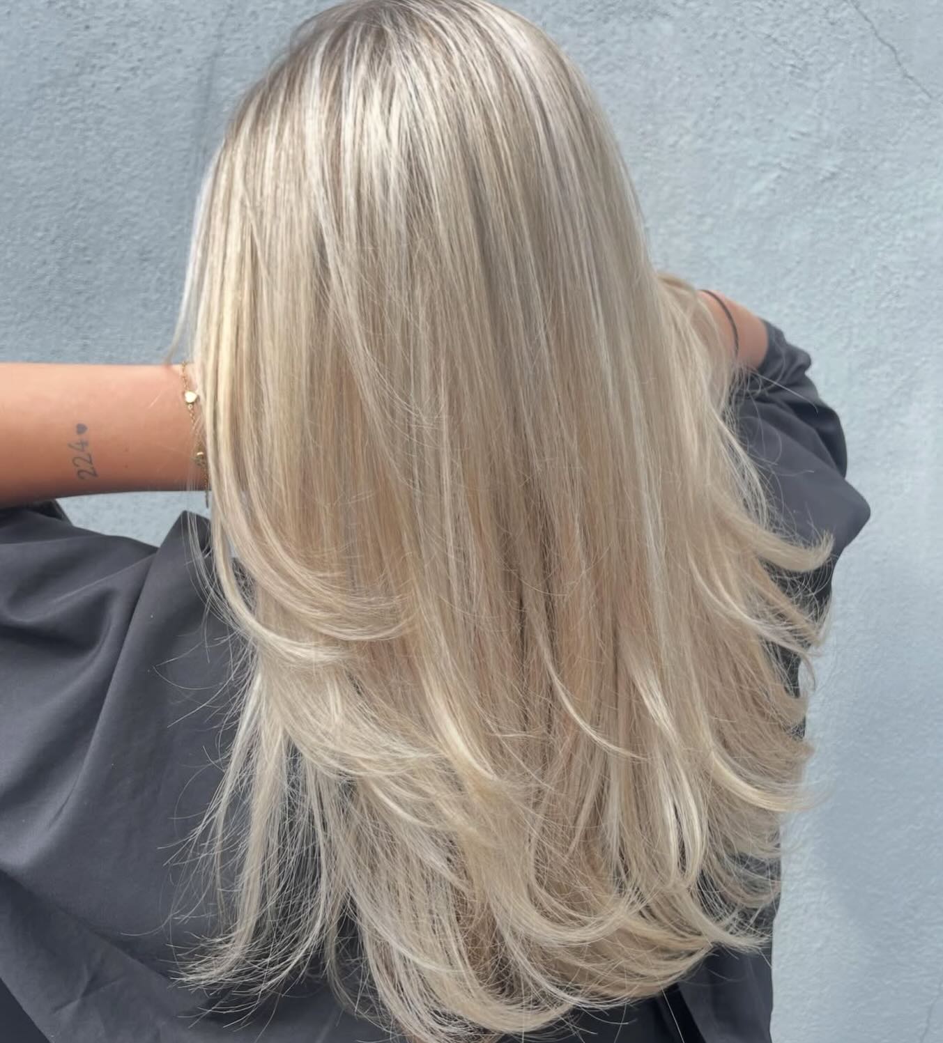 Platinablond haar in lagen geknipt, glanzend in het licht